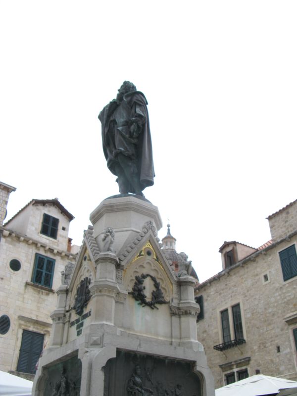 Dubrovnik_Gundelic Square Statue