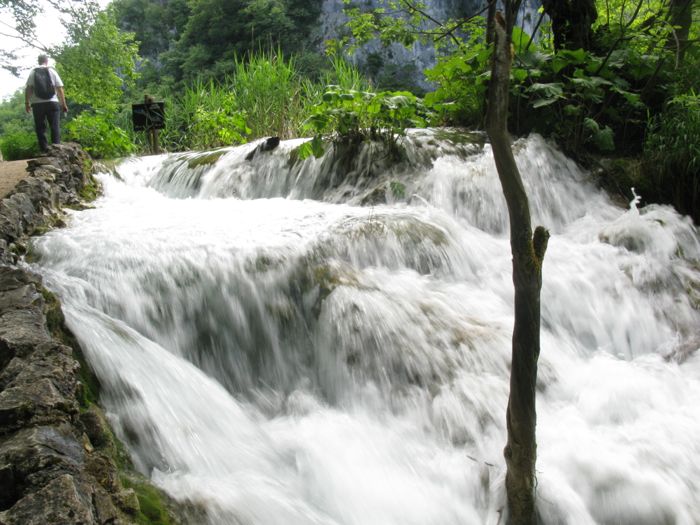 Plitvice6b_DAE walking past falls