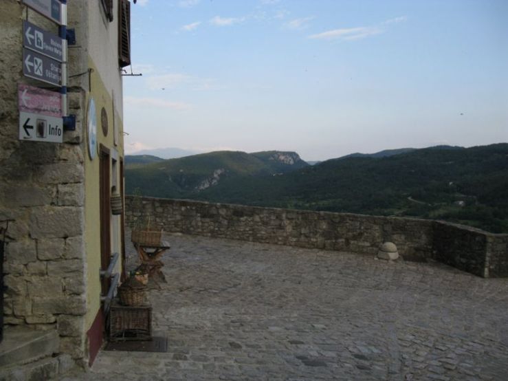 Buzet1m_overlook from front side