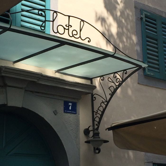 Vela Vrata_hotel sign